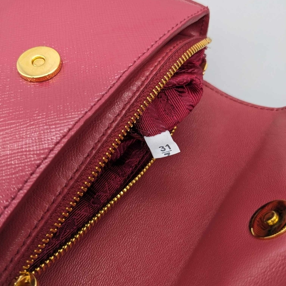 Prada - Picture 5 of 12